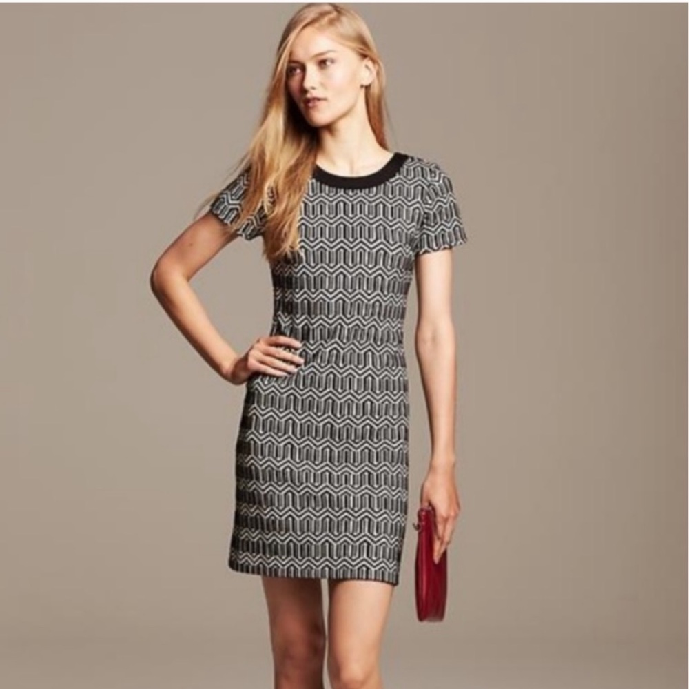 🔻🔻🔻sale Banana Republic black and white JACQUARD TEE DRESS.